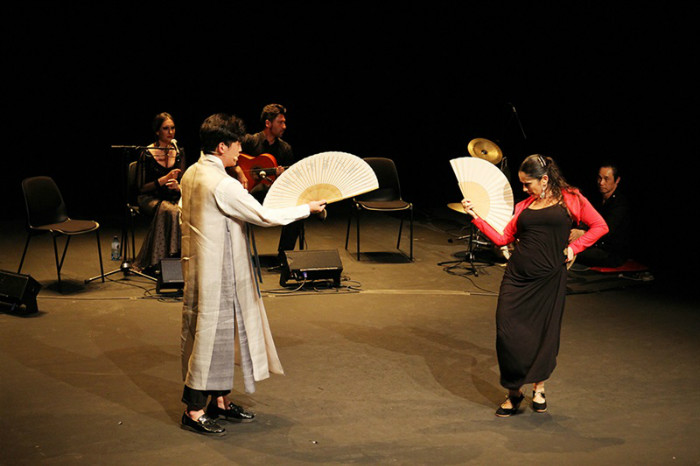 BK Jung (izda.) canta y Sara Ramos baila en el concierto de fusión de Pansori y Flamenco del ‘Korean Sound Festival 2019’ organizado por el Centro Cultural Coreano (CCC) en España, el 22 de mayo, en el Teatro de la Abadía de Madrid, España.